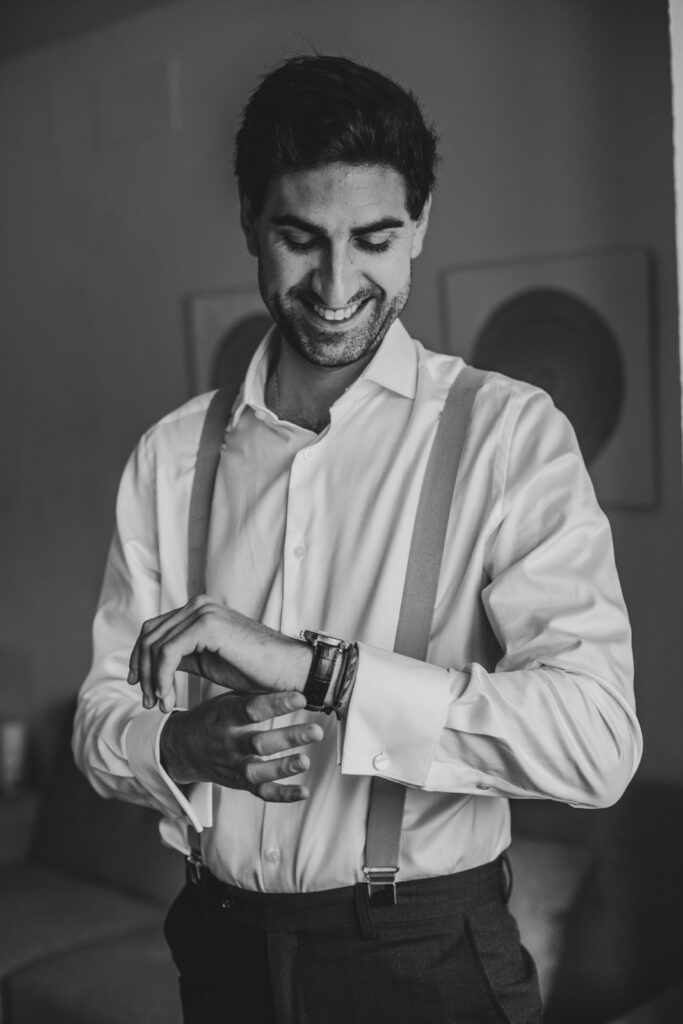 traje-novios-asturias novio vistiendose en su boda en asturias