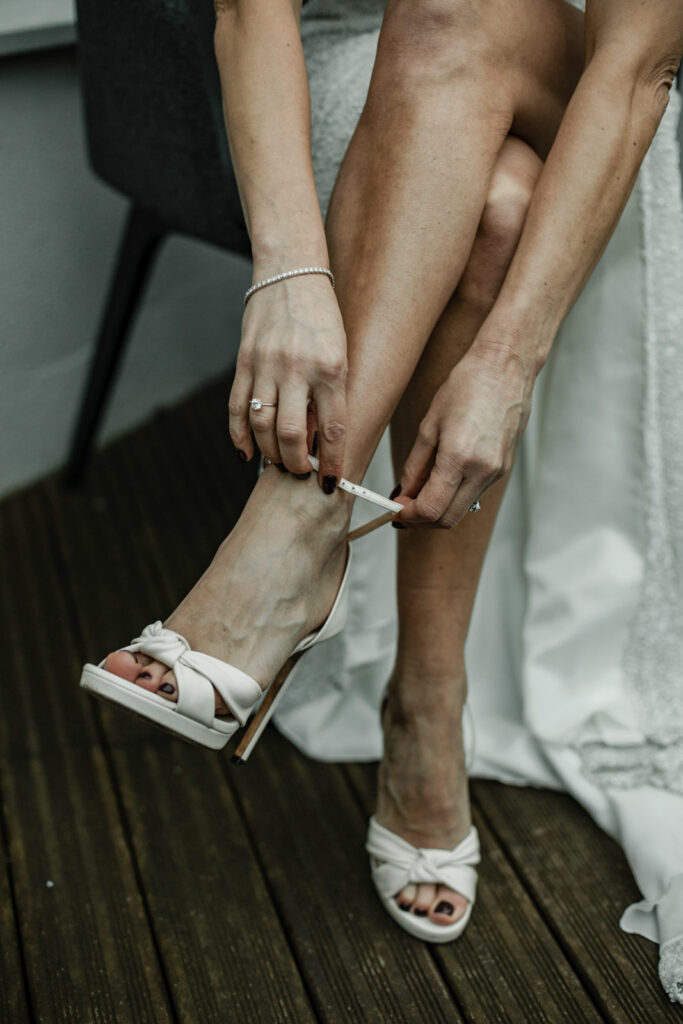 novia atandose zapatos jimmy choo