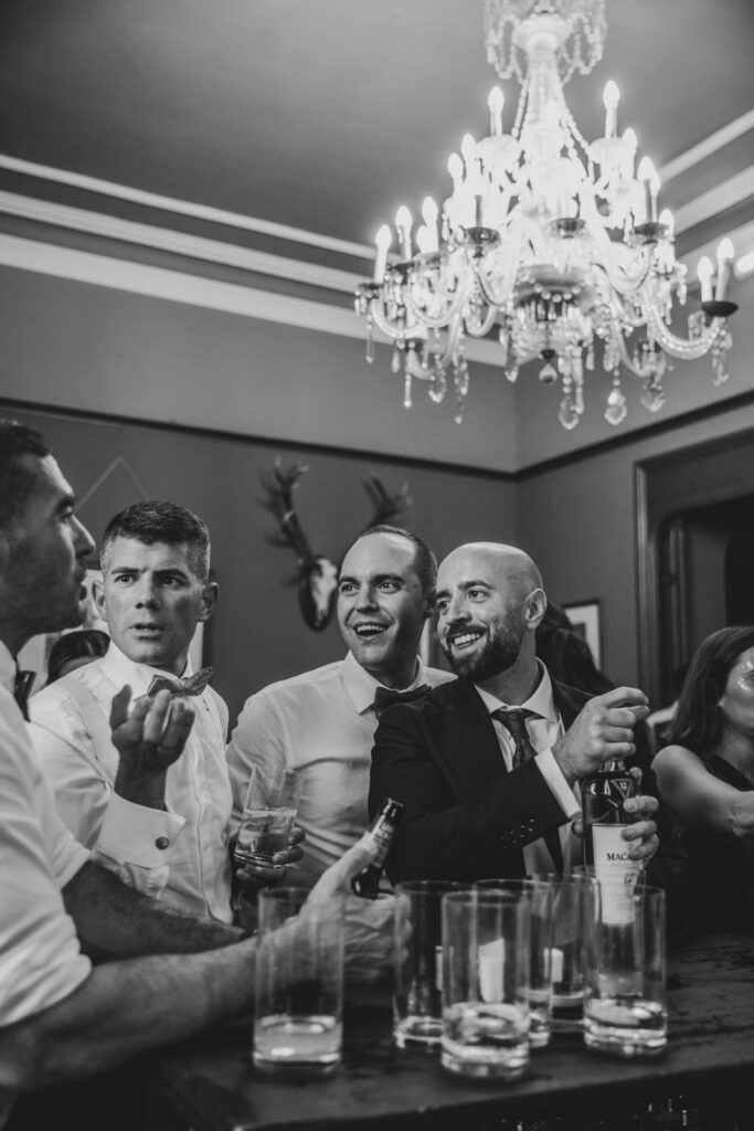 novio brindando con sus amigos