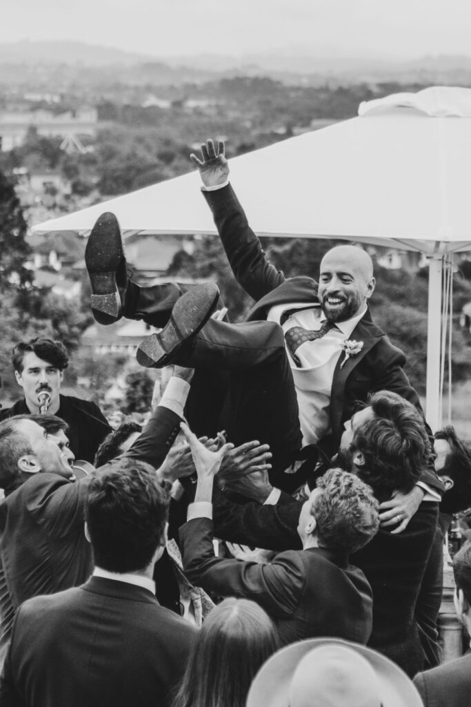 amigos mantean al novio